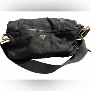 Vintage Prada Shoulder bag
Black nylon and gold hardware